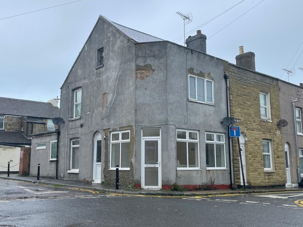 Lot: 64 - RECENTLY REFURBISHED SPLIT-LEVEL FLAT -